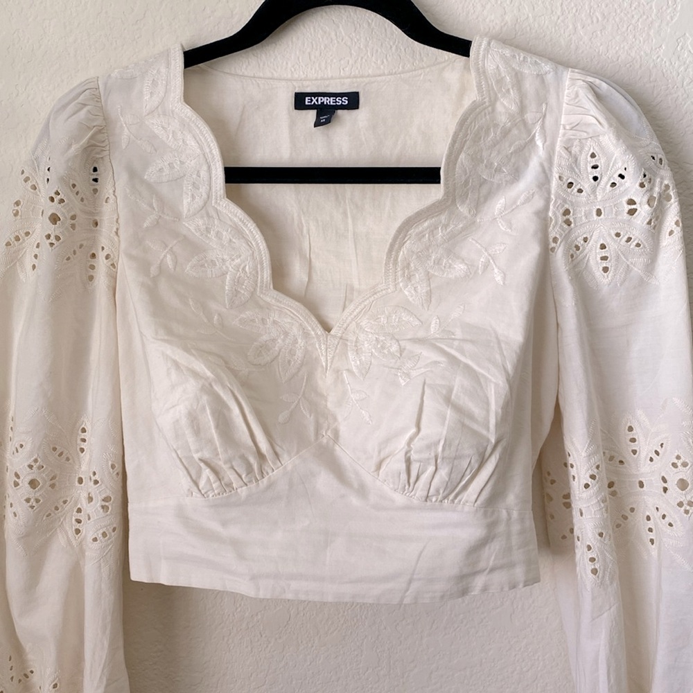 Cotton embroidered eyelet puff sleeve cropped top.